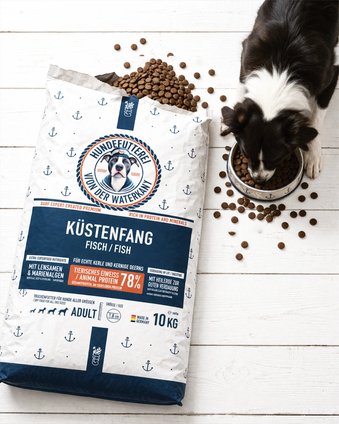 Küstenfang-Trockenfutter mit Hund am Napf.